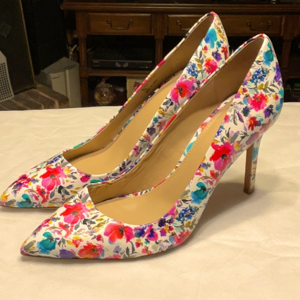 Spring is here and this shoe exhibits just that!💐🌸